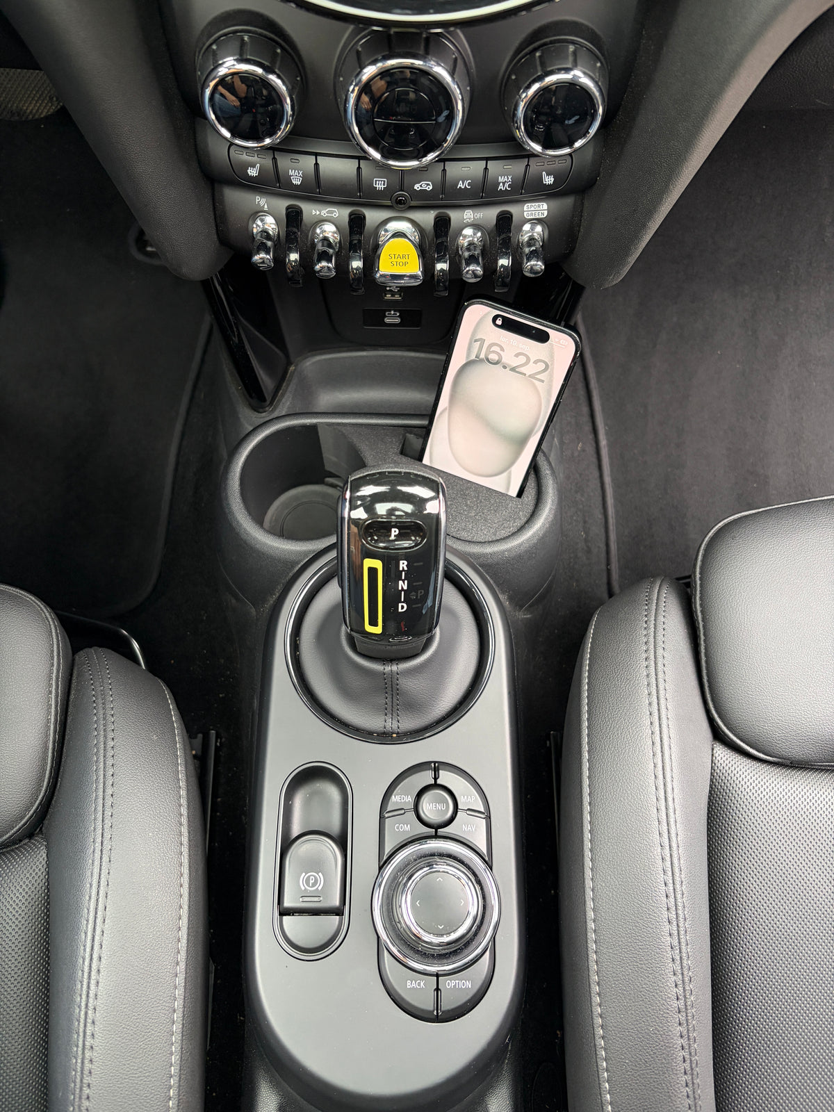 Telefonholder til MINI Cooper | Praktisk mobilholder til bilen