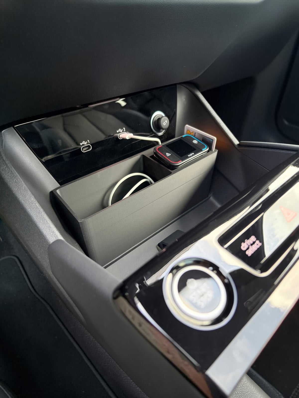 Frontkonsol-organizer til Audi Q6 e-tron | Kabelgennemføring | Flere valgmuligheder