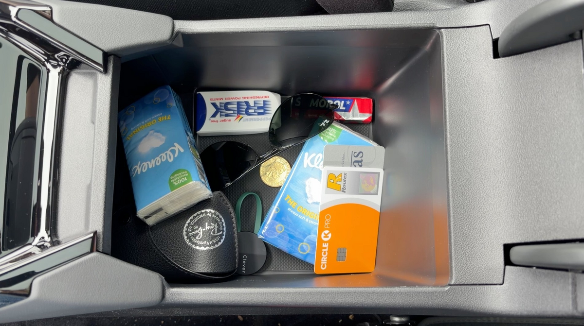 Midterkonsol-organizer til Audi Q6 e-tron | Under armlæn
